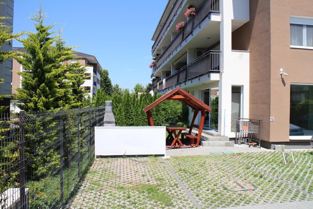 Bamboo Wellness Apartment Siófok Eksteriør billede